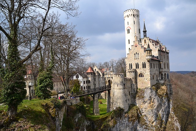 リヒテンシュタイン城は中世の世界観を満喫できるドイツの名城 行き方は Travelnote トラベルノート