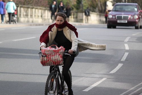 クロスバイクに乗る時の服装は 女性向けや夏 冬のおすすめもご紹介 Travelnote トラベルノート