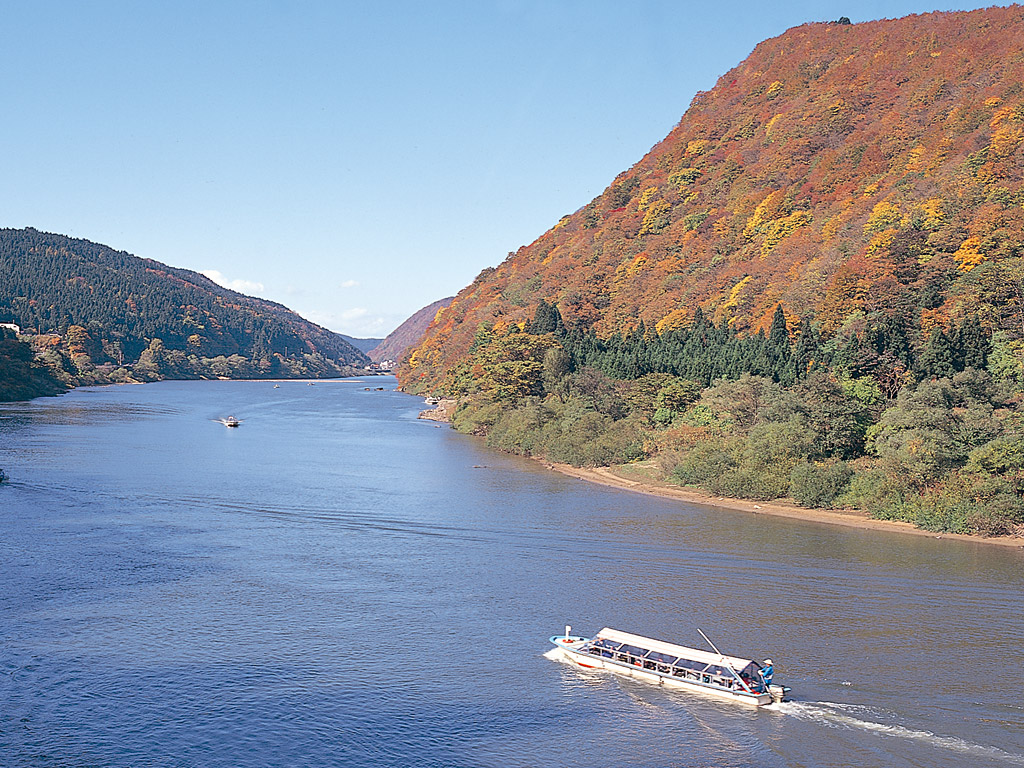 最上川舟下りの料金や出発点は 秋は紅葉 寒い冬にはこたつ舟で Travelnote トラベルノート