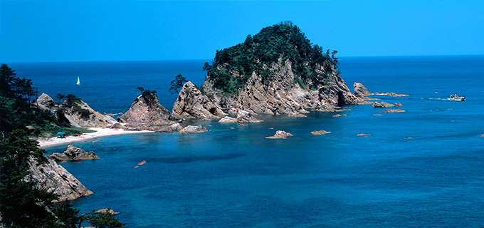 浦富海岸はジオパークとして有名！海水浴も人気！遊覧船での観光がおすすめ！