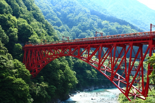 富山のトロッコ列車で紅葉を楽しもう 絶景陸橋 黒部渓谷で温泉も Travelnote トラベルノート
