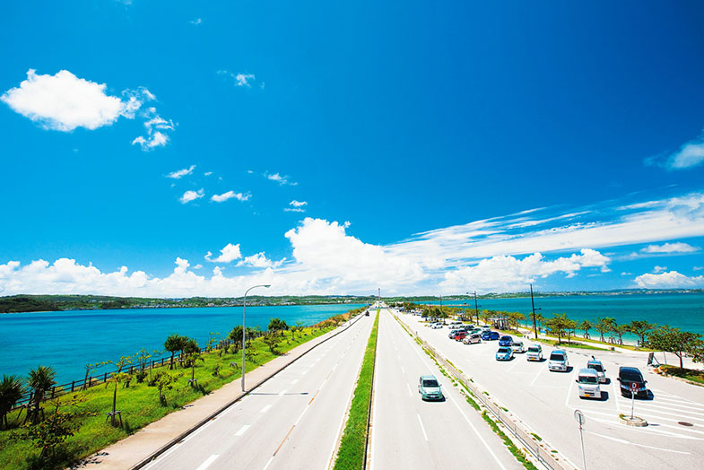 沖縄「海中道路」をドライブ観光！車で行けるうるま市の4つの離島ご紹介！