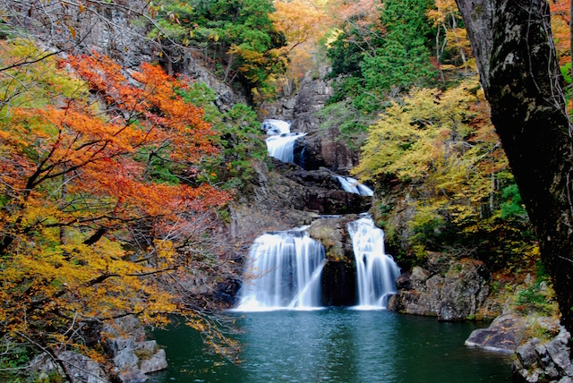 三段峡は紅葉で話題の絶景スポット 観光に散策に楽しめる アクセスは Travelnote トラベルノート