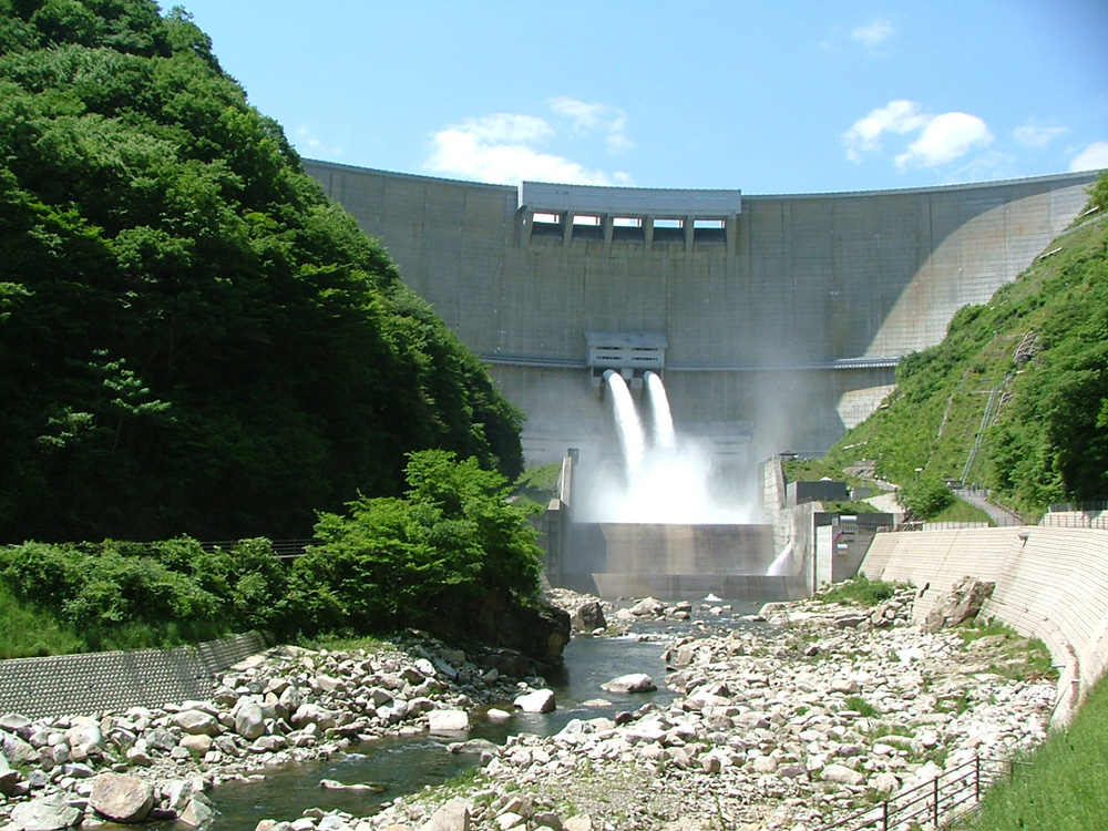 温井ダムは間近で放水を見学できる！紅葉の名所としても有名な穴場スポット！