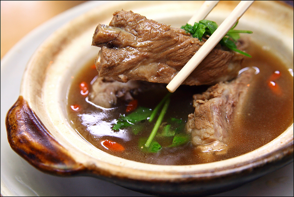 肉骨茶（バクテー）はシンガポールのソウルフード！スープのおかわり自由？