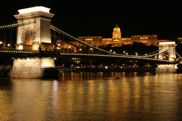 ハンガリーの観光旅行スポット！ブタペストの世界遺産やドナウ川の夜景は見事