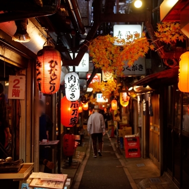 新宿でひとり飲み 女性におすすめの安いバーや居酒屋に焼き鳥屋もご紹介 Travelnote トラベルノート
