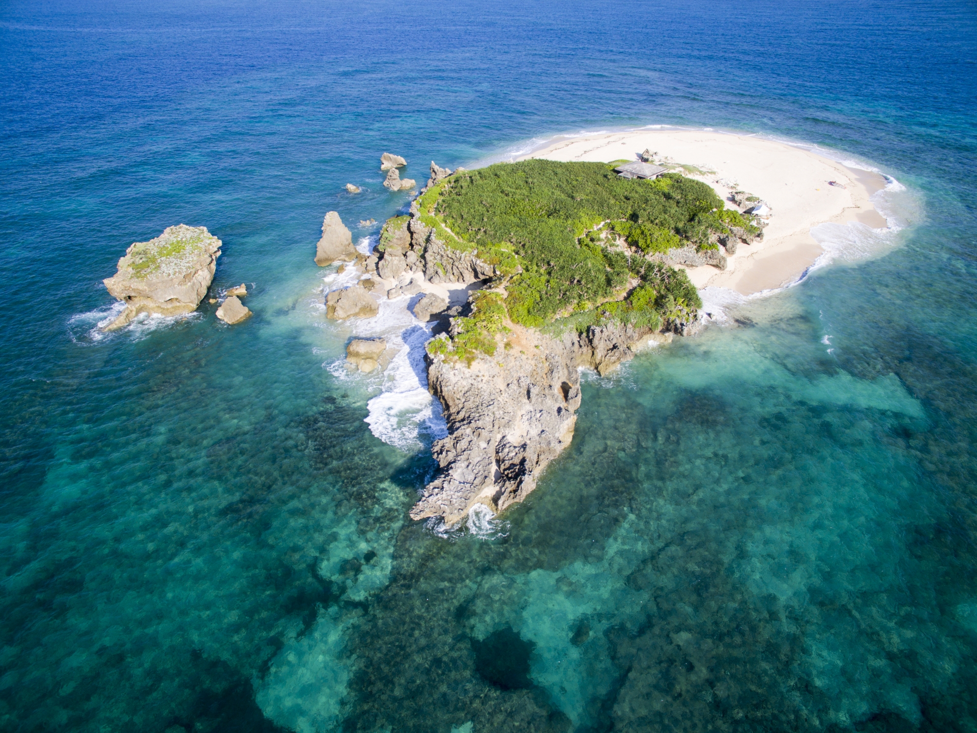 沖縄のコマカ島へ行こう！無人島でシュノーケルや魚の餌付けを楽しもう！
