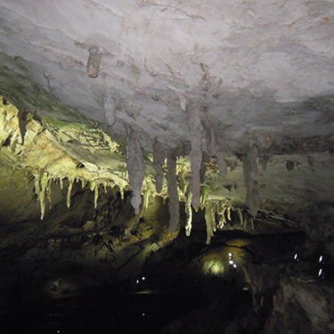 地底湖とは 日本各地の洞窟 鍾乳洞の神秘の世界を探検しよう Travelnote トラベルノート