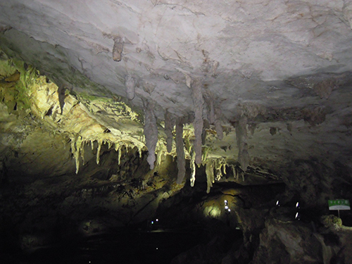 地底湖とは？日本各地の洞窟・鍾乳洞の神秘の世界を探検しよう！