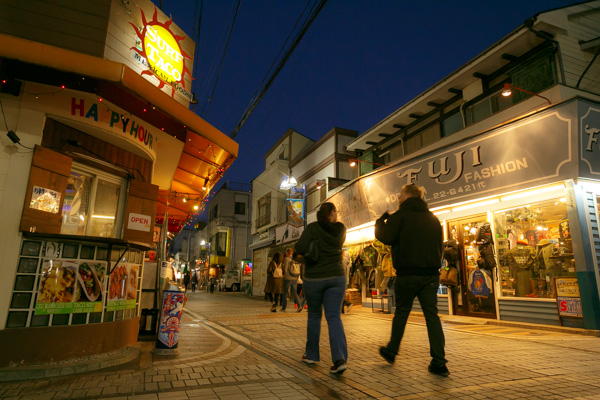 横須賀どぶ板通り スカジャン ハンバーガー店がずらり アメリカ気分で歩こう Travelnote トラベルノート