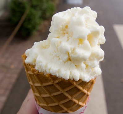 ロングソフトクリームは日本一長い！大阪アメリカ村で話題のアイスを紹介！