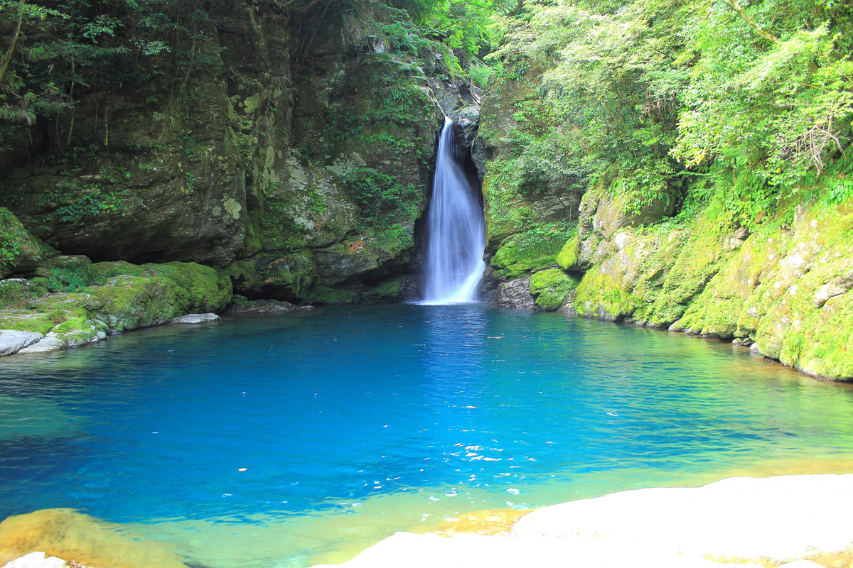 仁淀ブルーを見るなら「にこ淵」！神秘的な滝つぼで感動的な青の絶景を望む！
