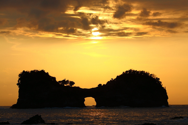 円月島は和歌山が誇る夕日の絶景ポイント！日の入り時間やアクセスなど紹介
