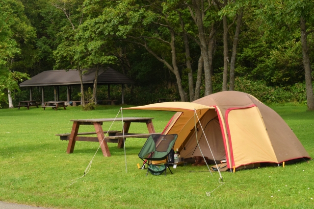 キャンプをおしゃれに楽しむ人気グッズ＆小物まとめ！テントや料理にも工夫！