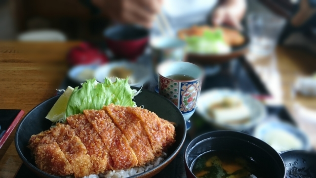 狐狸庵（福岡）のカツ丼が美味しいと評判！人気うどん屋のメニューや魅力は？
