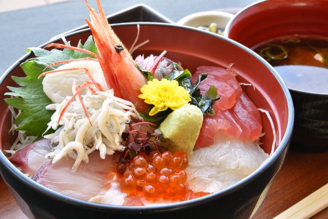 めしの助は名古屋で行列ができる人気店！海鮮丼などおすすめランチは？
