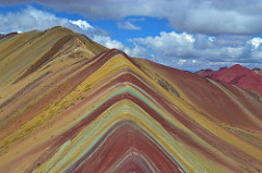 レインボーマウンテンはペルーの絶景スポット！標高5100mの秘境の魅力に迫る