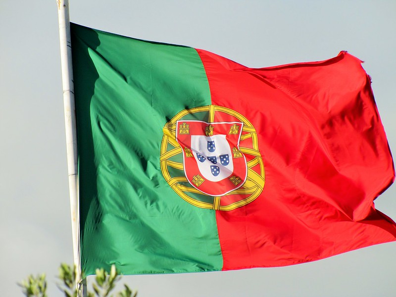 ポルトガル国旗の意味や由来 歴史を知ろう 色やデザインの特徴もご紹介 Travelnote トラベルノート