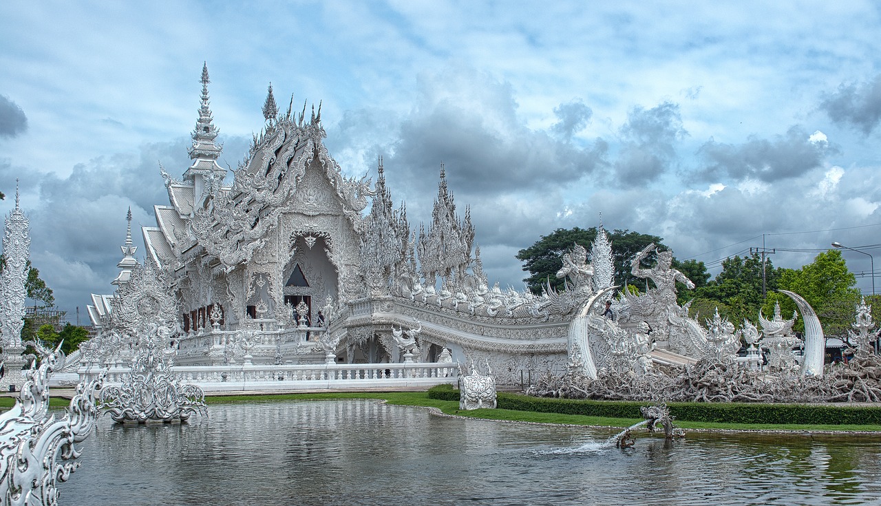 ワットロンクンは白銀のどこか異様なタイの寺院！行き方や魅力に迫る！