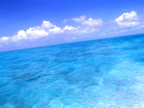 沖縄の4月の気候や旅行におすすめの服装は？海で泳げるのかもチェック！