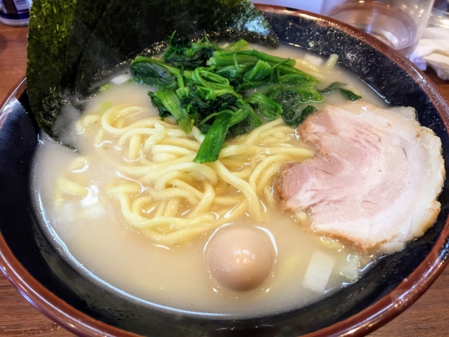 丸花は和歌山でおすすめの横浜家系ラーメン店！クリーミーな濃厚豚骨スープが人気