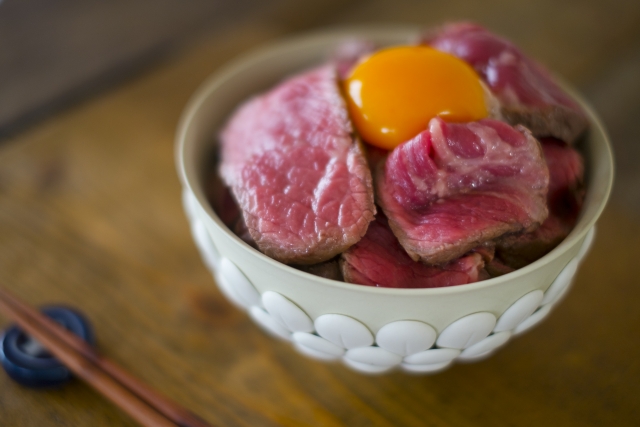 日本橋「肉友」は予約が取れない人気ビストロ！ランチ限定ローストビーフ丼も絶品