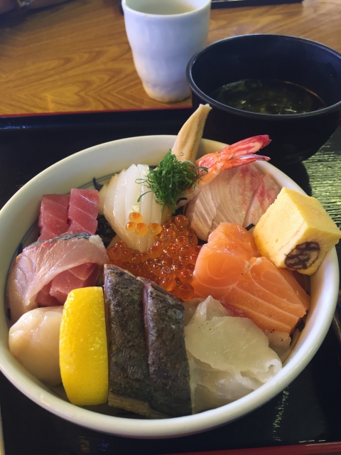 ボリューム満点海鮮丼の人気食堂！北海道の「みゆきちゃん定食」を大紹介！