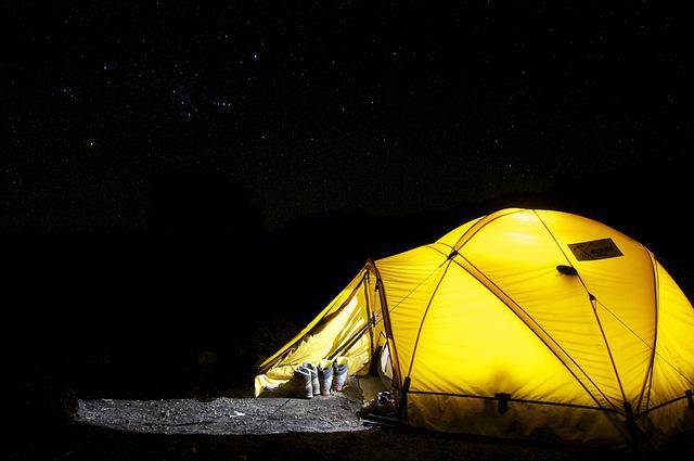 ツェルト泊でキャンプを楽しもう！テントとして使えるアイテムのメリットは？